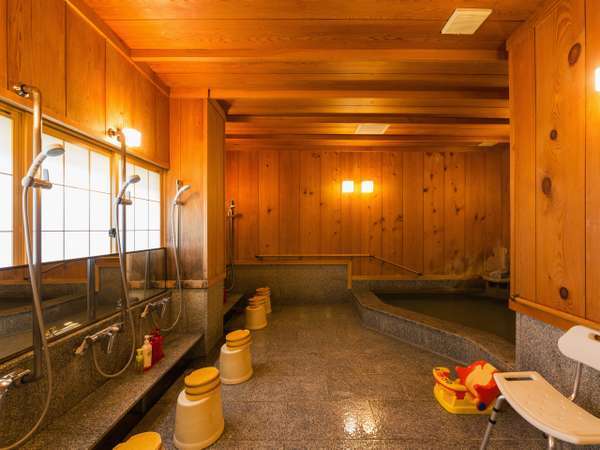 こじんまりとした風呂です。飛騨高山の温泉の湯にゆっくりとおつかりください。（最大8名様のご利用）