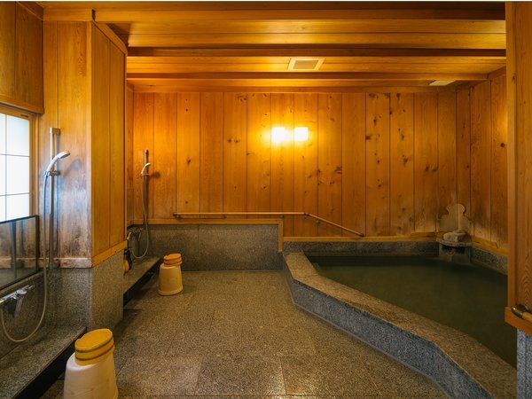 こじんまりとした風呂です。飛騨高山の温泉の湯にゆっくりとおつかりください。（最大8名様のご利用）