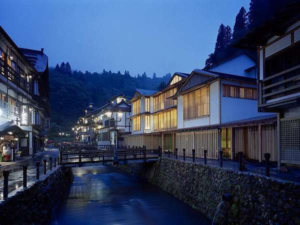 400年の歴史を持つ銀山温泉。その中心に佇む木造3階建ての宿。