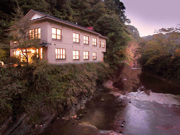 *養老川を見下ろせる好立地に建つ当館。川面には、ハヤ・ヤマベなど川魚の姿がご覧になれます。