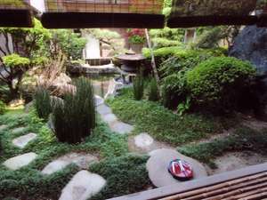 手入れの行き届いた日本庭園を客室から眺める