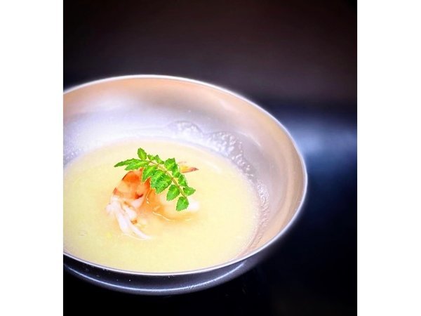 【伊台産筍のすり流し　車海老の葛叩き】春を感じる吸物／食事例