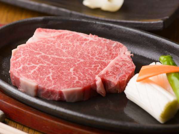 飛騨牛ステーキはお肉本来の旨みを堪能できるよう、塩コショウでいただきます（一例）