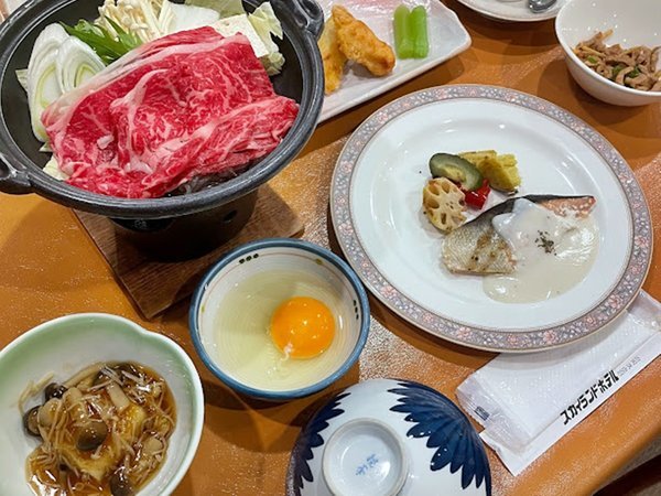 *夕食一例／和洋折衷の自慢の料理をご堪能ください。地ビールや地酒も多数取り扱っております。