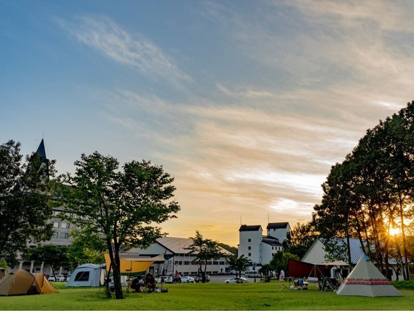【ホテル敷地内】シーズン時にはホテル前の芝生でキャンプが可能です※１日テントは5張まで