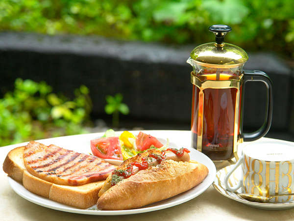 軽井沢の老舗「浅野屋のパン」と「腸詰屋のハム・ソーセージ」を一皿に