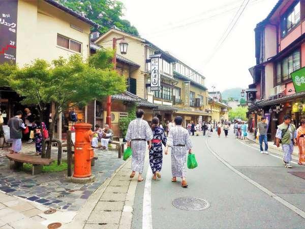 左手中央が森津屋旅館です。温泉繁華街のど真ん中。左手奥は名湯一の湯です。