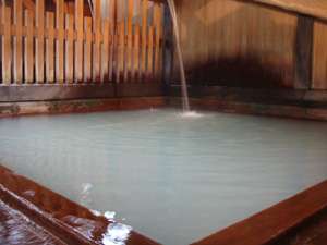 鳴子温泉で有名な共同浴場「滝の湯」当館の隣にあります。