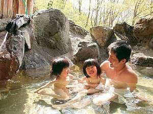 家族で楽しめる専用の露天風呂は、各棟によって趣が異なります。