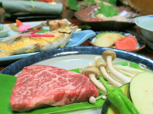夕食には飛騨牛の陶板焼きをご用意。ご当地牛の味わいをお楽しみください一例