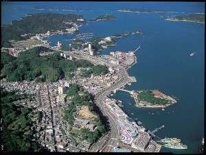 ミキモトさんや水族館は当館から徒歩5分♪線路左側が当館です