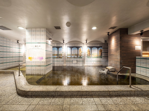 ホテルの地下1000mで湧いている天然温泉を大浴場でお楽しみください
