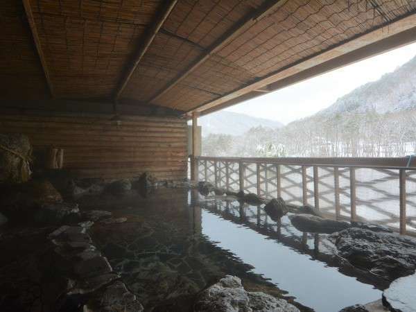 【女性露天風呂】大川渓谷を望める露天風呂♪冬季は雪見露天をお楽しみ頂けます☆
