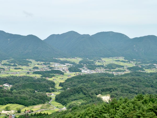 於保地（おほち）盆地を見渡せる、標高540mの位置にあります。