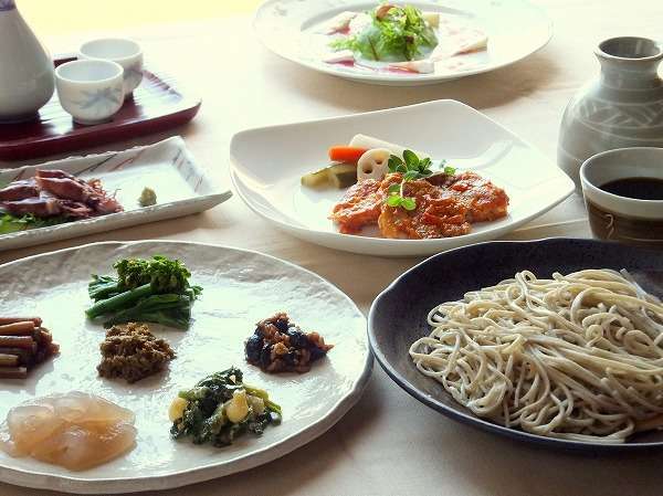 夕食の〆は手打十割蕎麦。その他、野菜、魚料理、肉料理が付いた和洋の創作料理。信州の味覚が豊富です