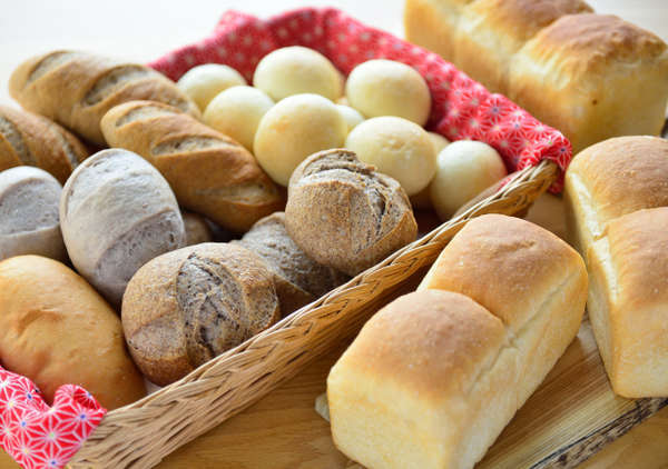 朝食のパンは酵母作りから焼き上げまで手作業、自然発酵です。信州の地粉100％、自然の味をお楽しみ下さい