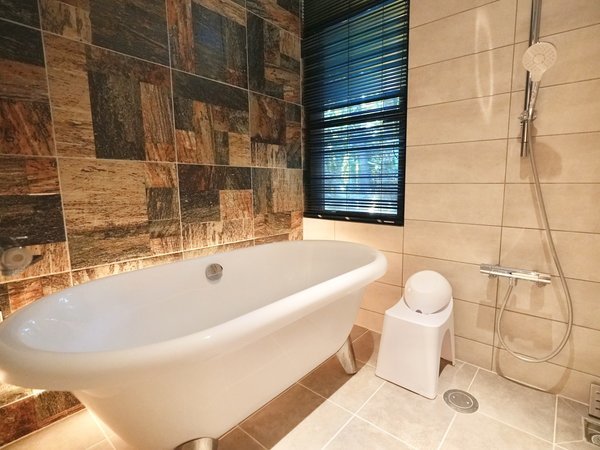 *【客室一例(E棟)】バスルーム/ゆったりとした広さ。至極のバスタイムをお楽しみください。