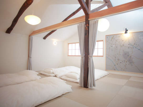 2階／寝室。18畳の和室。最大8名分のお布団を敷くことができます。
