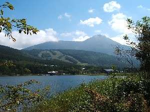 女神湖から望む蓼科山