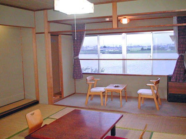 ～和室一例～全客室より北利根川が一望できます。