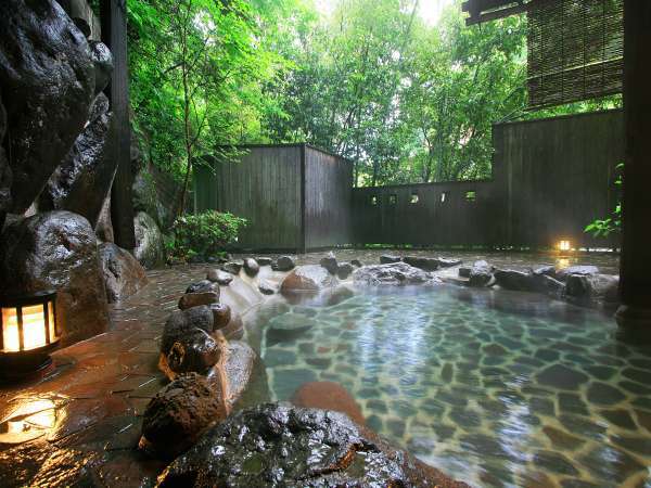 専用吊り橋を渡った先にある貸切露天風呂「観山の湯」。ご家族5～6名様ご一緒でもゆとりの広々とした造り。