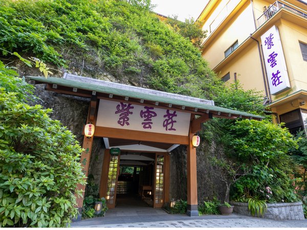 【玄関】大倉男爵別邸跡地「勝驪山」の大岩が紫雲荘の入口