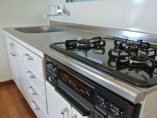 １階にあるキッチンは、使いやすい３口のガスコンロ♪基本的な調理器具は揃ってますよ☆