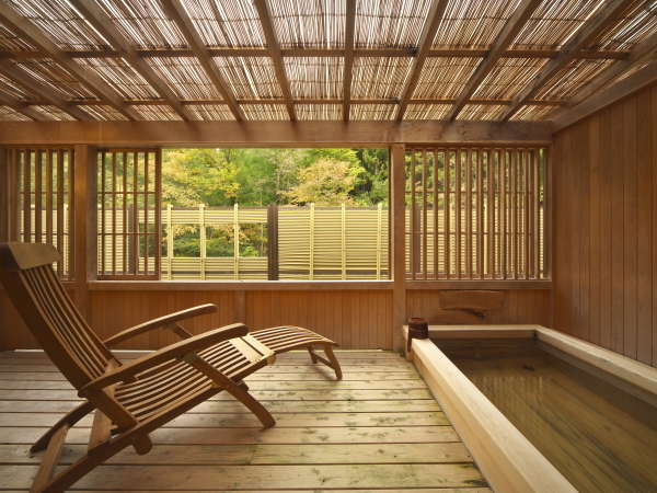 【本館】客室の温泉露天風呂（写真は瀬音の館）