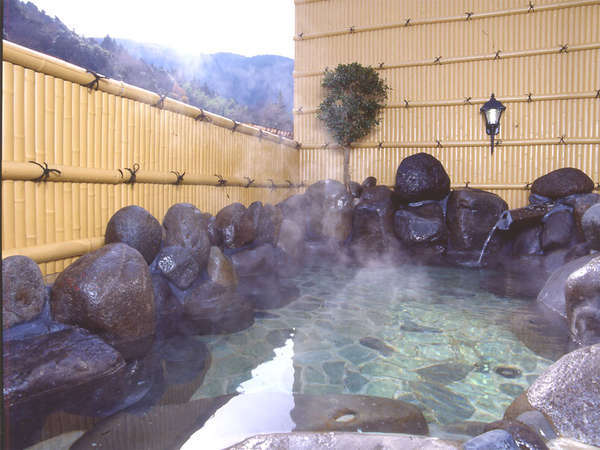 *山の湯／天城の自然に囲まれ、開放感を感じられる露天風呂。豊富に湧き出る温泉を堪能。