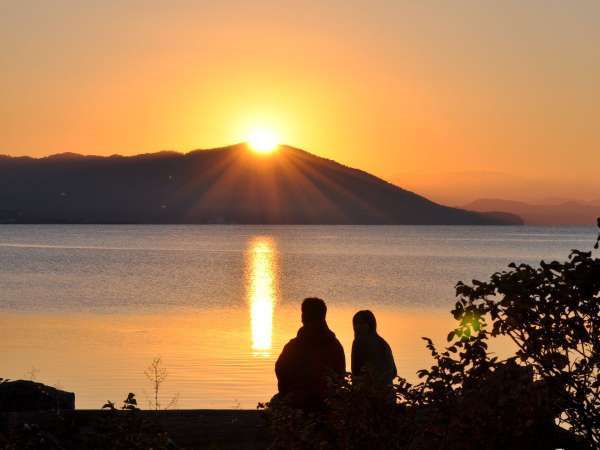 【サロマ湖の夕日（春～秋）】何もない贅沢と、どこにもない夕景の感動を。