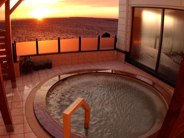 【2F北欧風大浴場】眺望自慢の2階大浴場の露天風呂。夕刻には美しい夕景色が広がります。