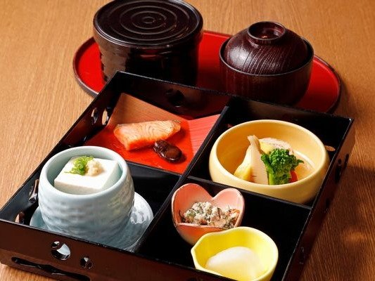 和食の朝食。季節に合わせた料理をお楽しみください。※写真は一例です。