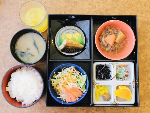 【朝食】ごはん、味噌汁、ドリンクはセルフにてご用意しております。