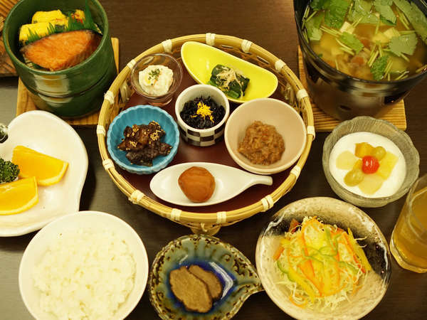 【ご朝食の一例】バランスの取れた和朝食（メニューは季節や仕入状況により異なります）