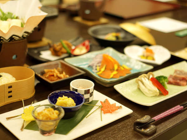 【ご夕食の一例】地の食材を使用した旬の和食膳（メニューは季節や仕入状況により異なります）