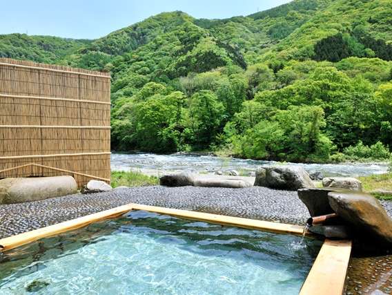 貸し切り予約制の露天風呂。雄大な利根川と山々の景色を目前に、自然と一体化するかのようなひとときを。