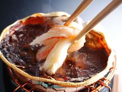 【蟹コース・甲羅焼】焼き蟹は甲羅焼きのカニみそをつけて食べると絶品！