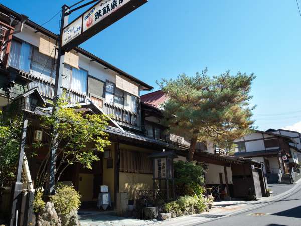 諏訪大社まで徒歩５分。宮大工が建てた純日本建築を今に残す館内。