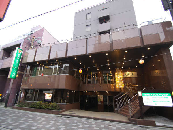 青森県八戸市の中心に位置する、ビジネスや観光の拠点に便利なホテルです。