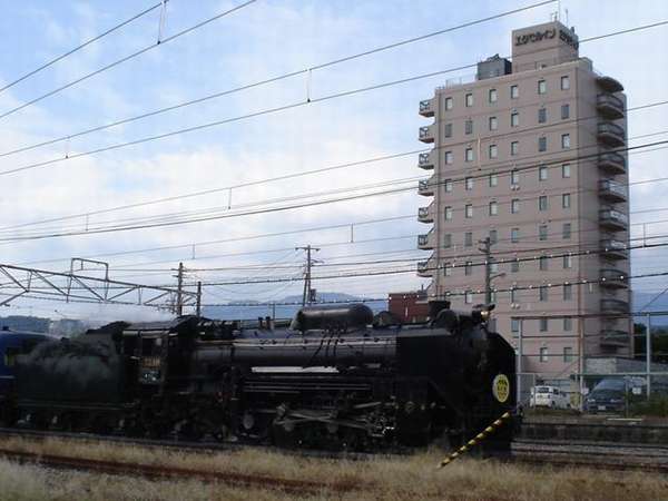 ホテルから観えるＳＬ　Ｄ51形式蒸気機関車