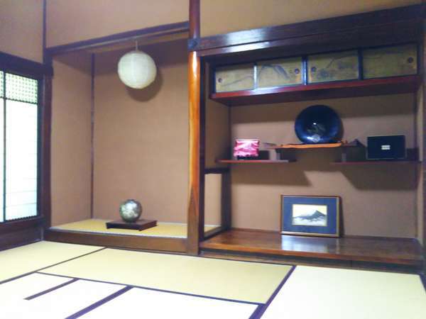 日本古来の書院造形式の「違い棚付き床の間」(奥座敷の間）