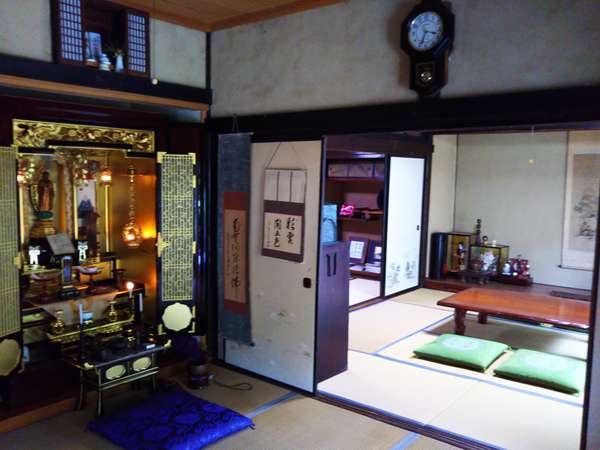 各部屋の眺め：「阿弥陀如来立像」が祀られた仏壇がみられます～江戸時代に京都より搬入された一品です
