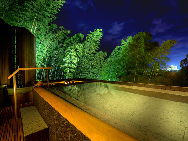 【温泉大浴場 吉祥の湯】夜のライトアップされた大浴場の露天風呂は竹林がとても神秘的