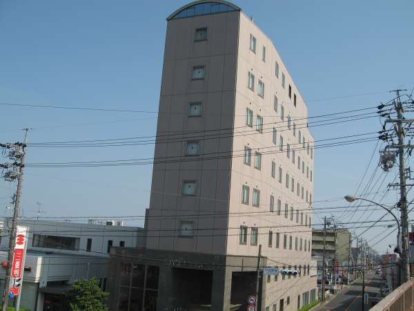 当ホテルの表玄関♪平田町駅目の前なので便利です♪