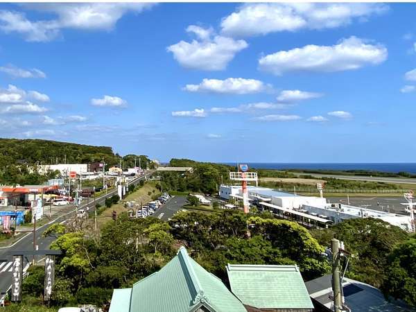 屋上からの眺め（空港・ドラッグストア・温泉・レンタカーショップが直ぐ近く）