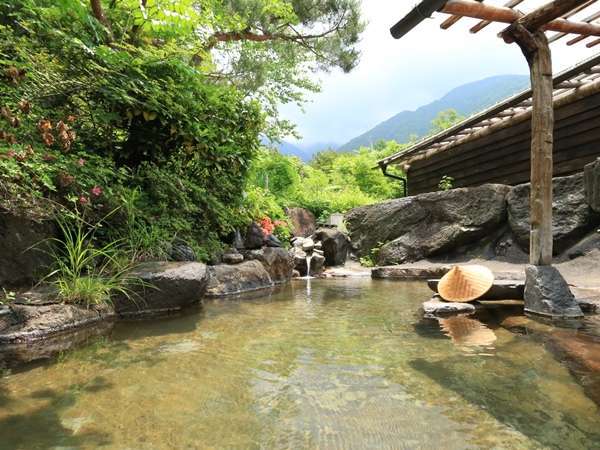 【露天風呂】開放感たっぷりの露天風呂からは錫杖岳と焼岳が望めます。
