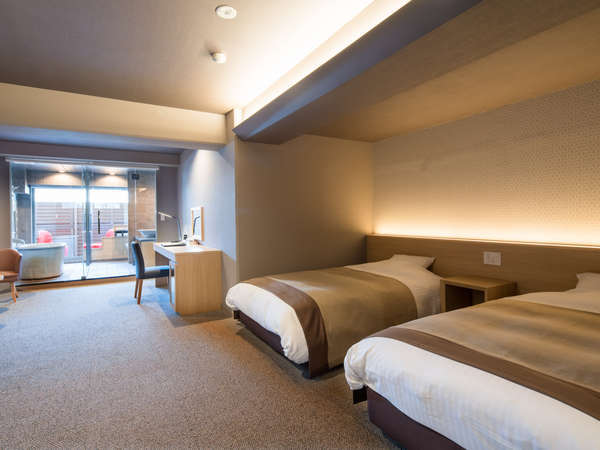 テラススイート　ツイン（禁煙）客室イメージ　シモンズ社製ベッド、大型ガラス、ここはモダンリゾート。