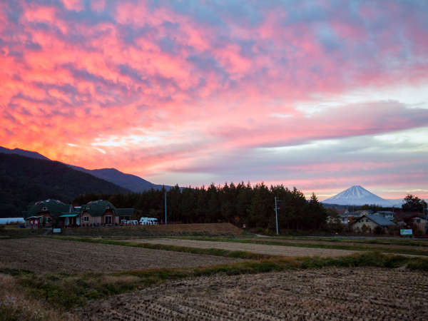 散歩道から一望　朝焼けの富士山