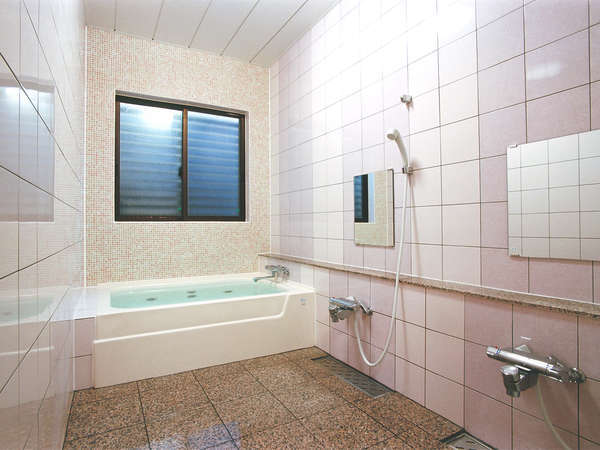 ・共同風呂／16時～24時、男女各一ヵ所。シャワーはいつでも利用可能です