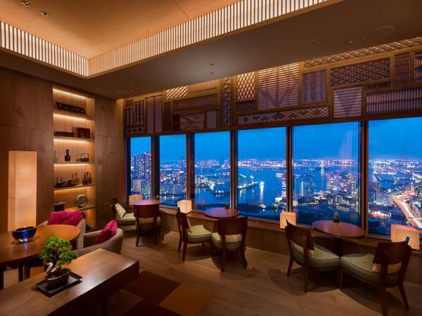 ホテル最上階、東京湾と浜離宮恩賜庭園を望む都内屈指の眺望を有するエグゼクティブラウンジ